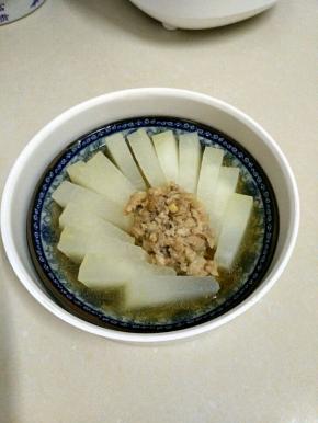 取出来把蒸出来的汤汁放入锅中，加入生抽，老抽，香油，水淀粉勾个欠。