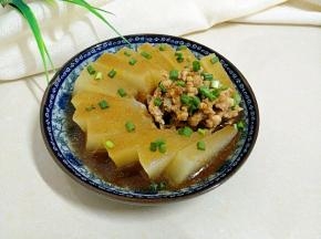 撒上葱花装饰即可