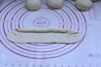 10、从上往下卷起，收口朝下，6个都依次做好，用保鲜膜盖起来