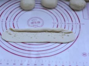 10、从上往下卷起，收口朝下，6个都依次做好，用保鲜膜盖起来
