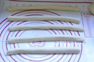 11、手上蘸取少许手粉，把每一根都继续搓成长度40cm左右