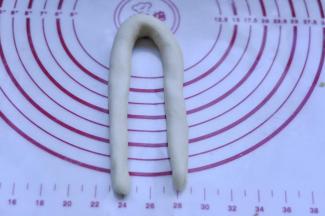 12、取一根，将其弯成n型