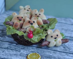 17、出炉后，用巧克力，给小兔子，画上眼睛和嘴巴，一款萌萌的小兔面包就做好了。