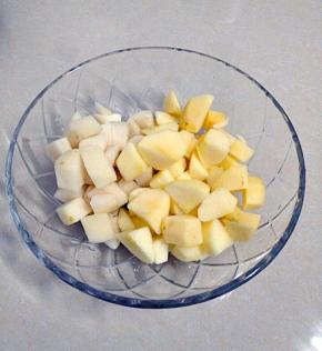 苹果雪梨去皮切成小丁，放入料理机中。