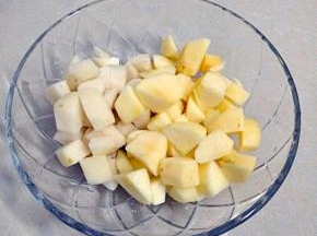 苹果雪梨去皮切成小丁，放入料理机中。