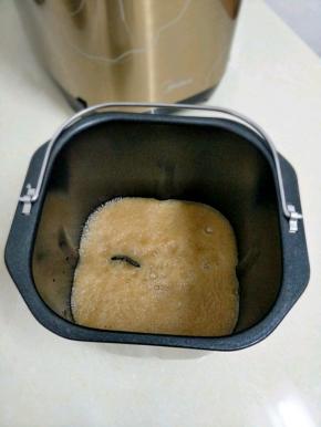 加入清水打成泥，倒入面包机中。