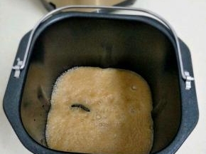 加入清水打成泥，倒入面包机中。