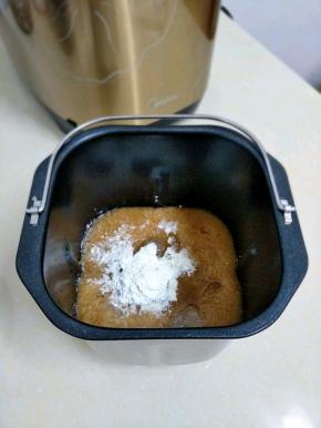 加入冰糖和玉米淀粉。