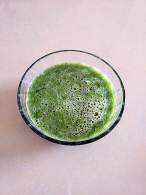 准备好青菜汁(小青菜加水打成汁2:1)