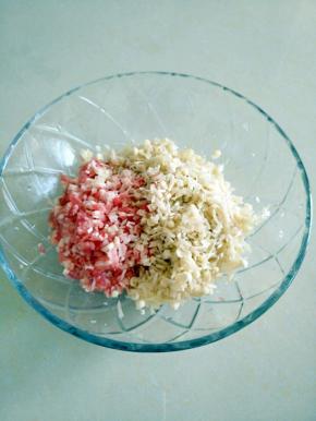 把猪肉，金针菇切末放入碗中。