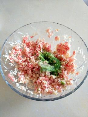 分多次加入青菜汁，让其把青菜汁吸收。