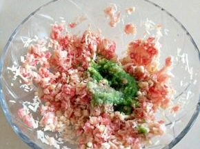 分多次加入青菜汁，让其把青菜汁吸收。