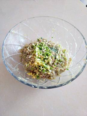 加入葱姜末，盐，鸡粉，白糖，胡椒粉拌匀