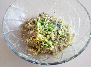 加入葱姜末，盐，鸡粉，白糖，胡椒粉拌匀