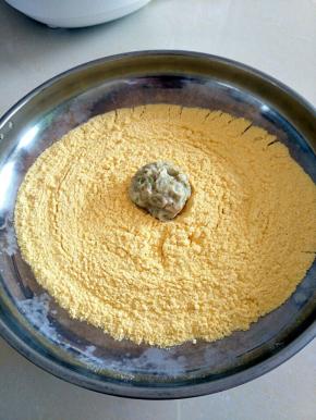 将其团成团子，放入玉米粉中，