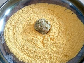 将其团成团子，放入玉米粉中，