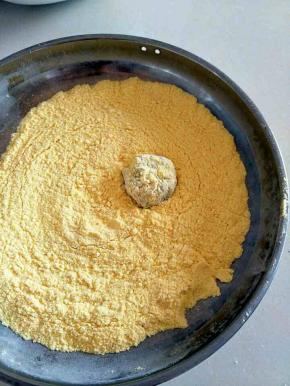 晃动容器，使其均匀的裹上一层，