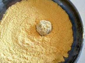 晃动容器，使其均匀的裹上一层，