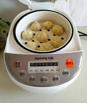 放入已经上汽的蒸锅，蒸个十分钟。