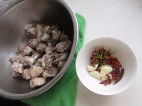 把鸭腿剁成块，焯水洗净，各种调料备用。