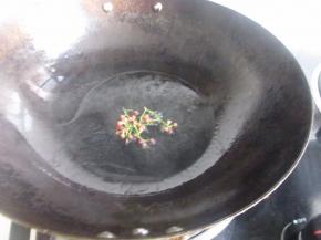 把锅里放油，放入鲜花椒炸香。