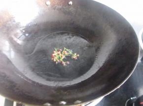 把锅里放油，放入鲜花椒炸香。