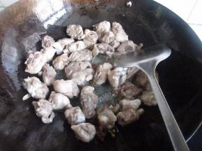 放入鸭腿炒到冒油。
