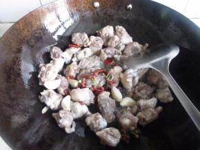 早把各种调料放入炒香。