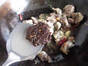 再加入麻辣豆豉。