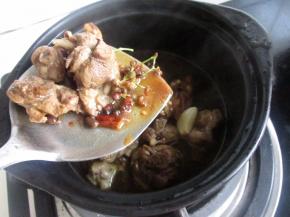 小砂锅里加入一点水，然后把超好的鸭腿放入。