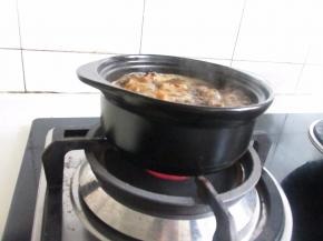 加盐改小火盖上盖子慢炖约1小时。