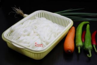 准备食材：河粉、胡萝卜、豆芽、胡萝卜、红辣椒、青辣椒，香葱等；