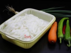 准备食材：河粉、胡萝卜、豆芽、胡萝卜、红辣椒、青辣椒，香葱等；