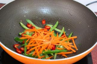 热锅，倒油，把青辣椒、红辣椒、胡萝卜素倒入锅中煸香；