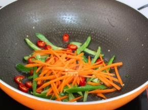 热锅，倒油，把青辣椒、红辣椒、胡萝卜素倒入锅中煸香；