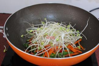 改为大火，加入豆芽翻炒；