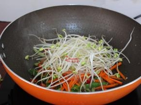 改为大火，加入豆芽翻炒；