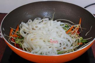 继续大火把河粉加入，翻炒 ，要不断翻炒二手筷子翻炒