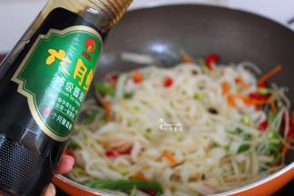 加入鸡粉、酱油，炒香；