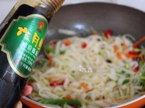 加入鸡粉、酱油，炒香；