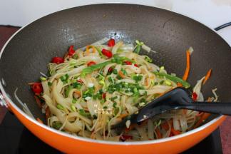 放盐、香葱炒均即可