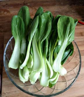 期间把小青菜洗净，切碎。