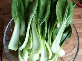 期间把小青菜洗净，切碎。