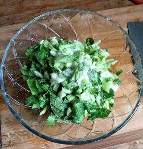 加入盐抓匀，腌出汁水，