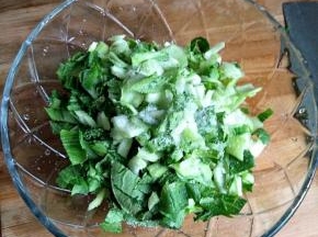 加入盐抓匀，腌出汁水，