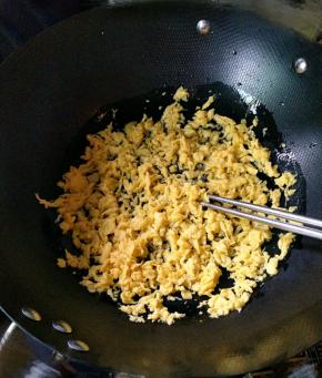 再把鸡蛋放入锅中炒成小块，放凉。