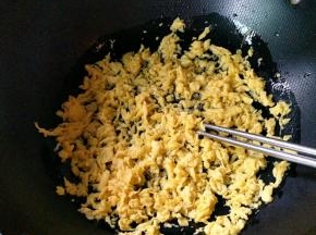 再把鸡蛋放入锅中炒成小块，放凉。