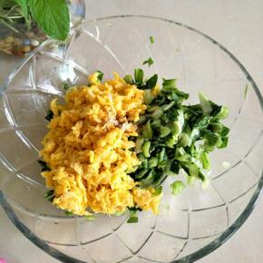 放入青菜碗中，加入胡椒粉拌匀，馅就好了。