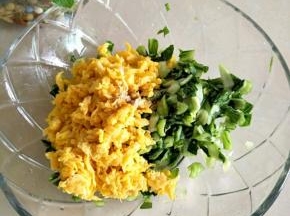 放入青菜碗中，加入胡椒粉拌匀，馅就好了。