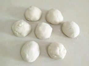 把醒好的面团分成小份。